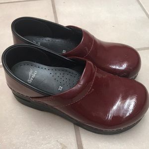 DANSKO patent Wine Burgundy Clogs 32